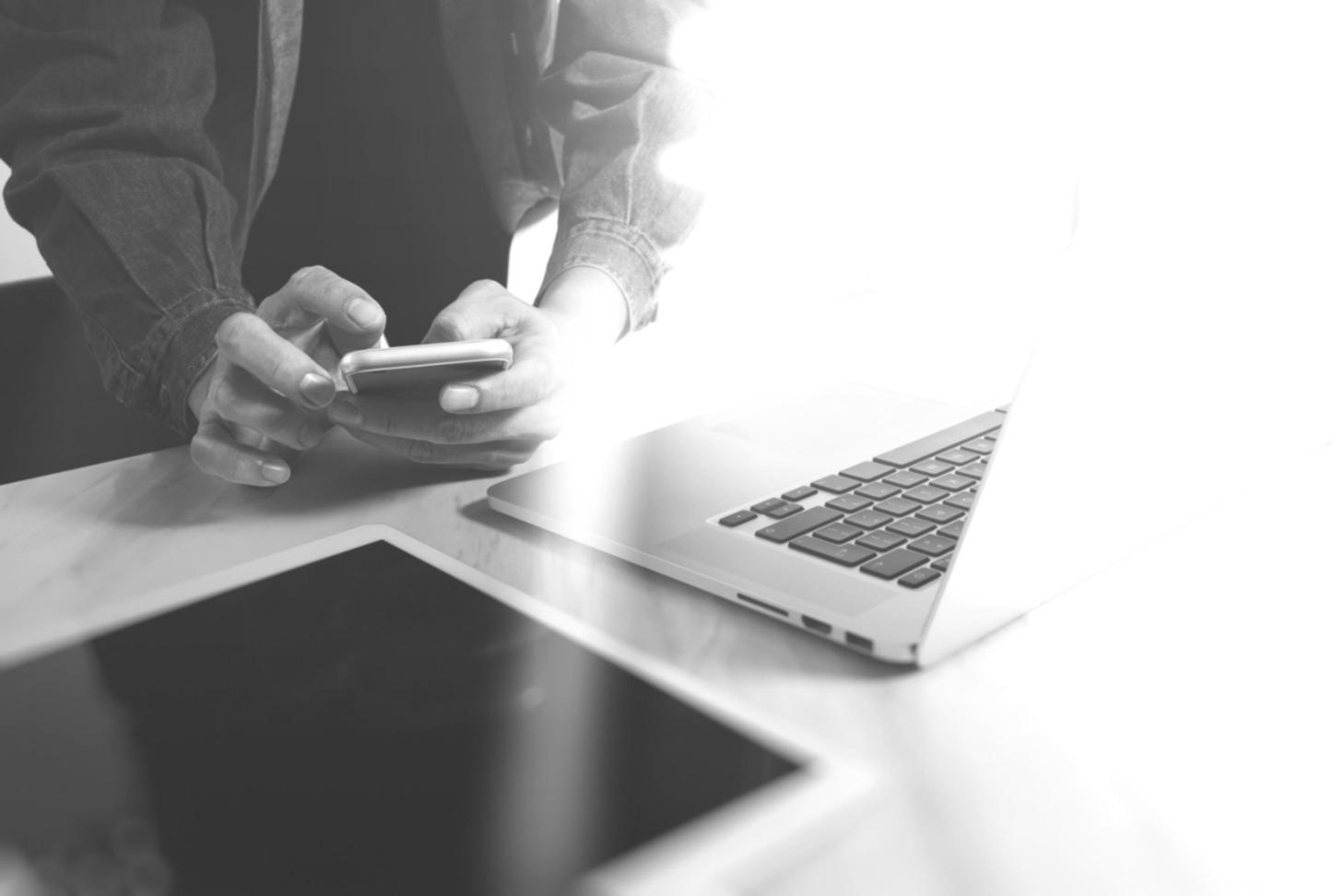Modernes Büro mit Computern und Analysediagrammen für KI-Entwicklung